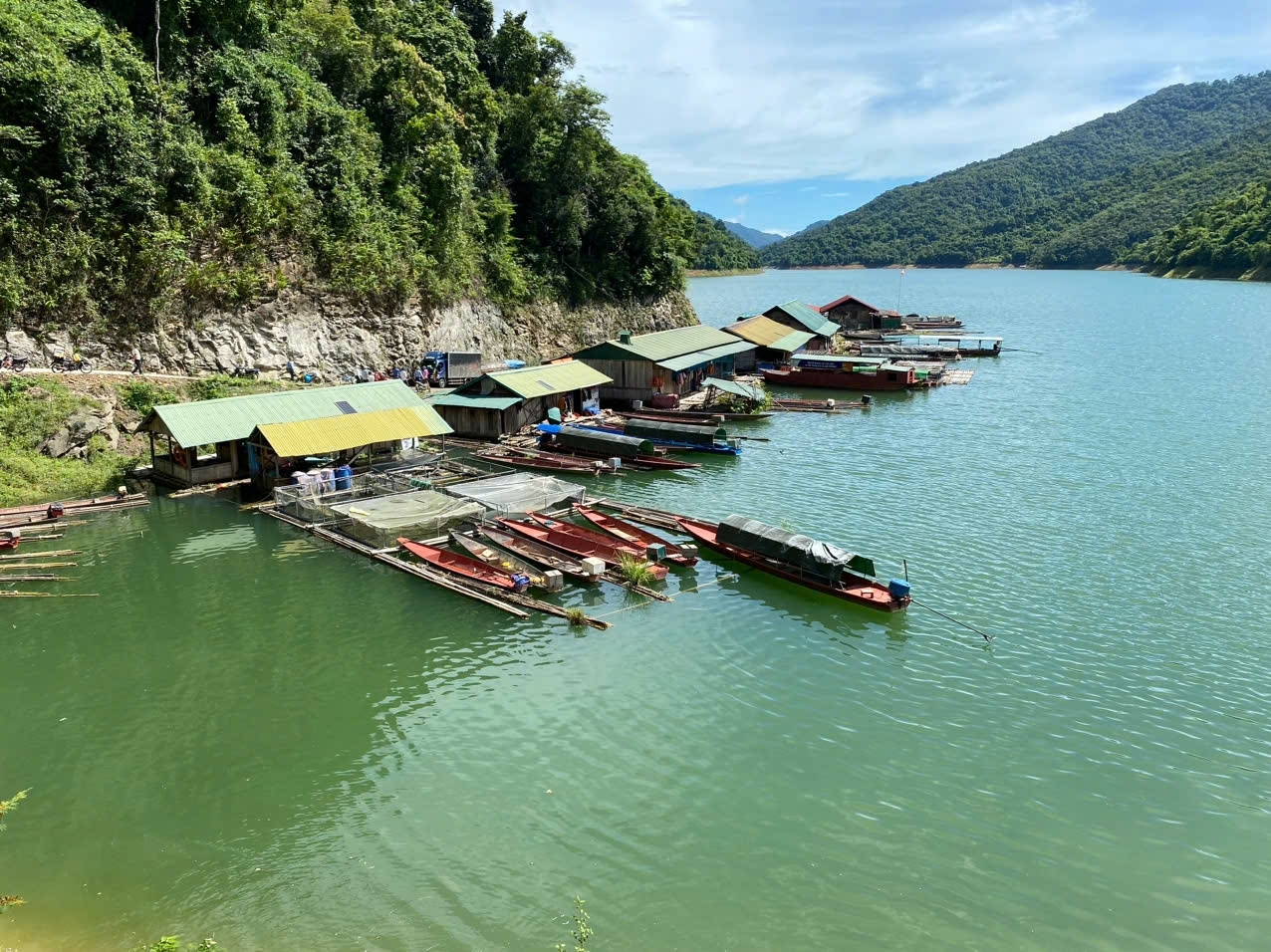 Bến thượng lưu bản Vẽ - điểm khởi đầu của thủy trình vào các xã vùng lòng hồ là Hữu Khuông, Nhôn Mai và Mai Sơn thuộc huyện Tương Dương