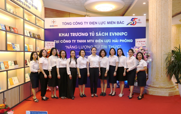 Các đại biểu chụp hình lưu niệm tại không gian sách mới khai trương.