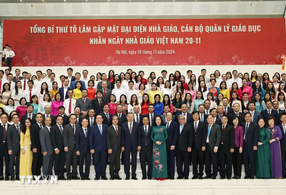 ttxvn_tong_bi_thu_gap_mat_cac_nha_giao_can_bo_quan_ly_giao_duc_nhan_ngay_nha_giao_viet_nam_2011_8.jpg