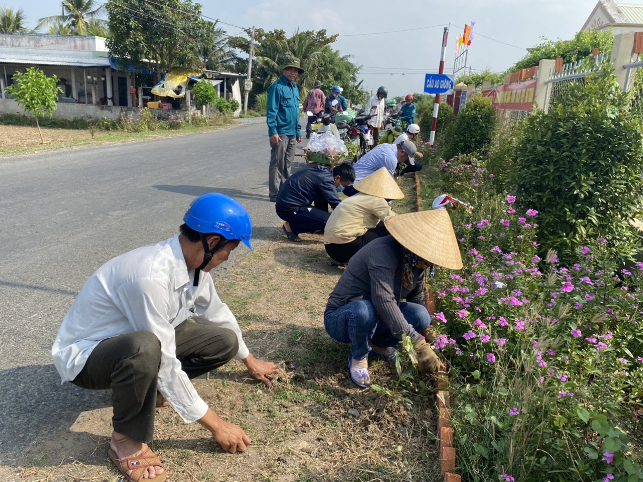 Tuyến đường hoa 1.200m ở một xã nông thôn mới kiểu mẫu của Tiền Giang đẹp mê tơi, hoa dừa cạn bung nở - Ảnh 6.