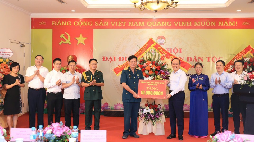 Lãnh đạo TP Hà Nội chung vui với cán bộ, Nhân dân địa bàn dân cư số 17, phường Vĩnh Tuy, Quận Hai Bà Trưng trong Ngày hội Đại đoàn kết toàn dân tộc năm 2024