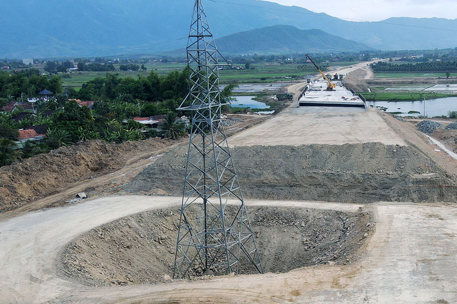 Di dời loạt trụ điện cao thế để thi công cao tốc Vân Phong - Nha Trang