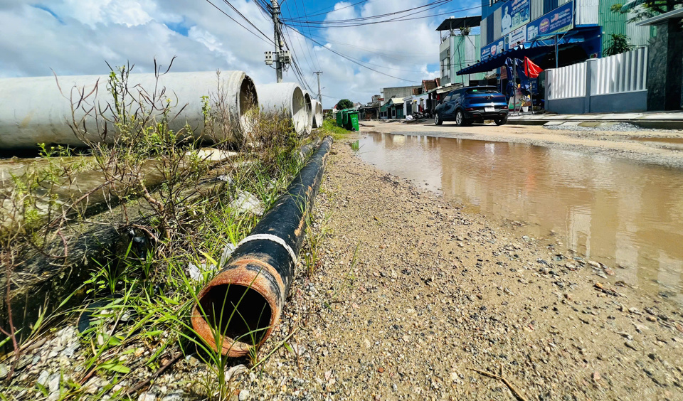 Theo phản ánh của người dân, đây là đường nội thị có lượng dân cư đông đúc, trục đường huyết mạch kết nối giao thông cũng như thương mại. Tuyến đường thời gian qua càng thêm xuống cấp trầm trọng, vì vậy nhà thầu cần phải tăng cường nhân công, máy móc để đẩy nhanh tiến độ dự án.