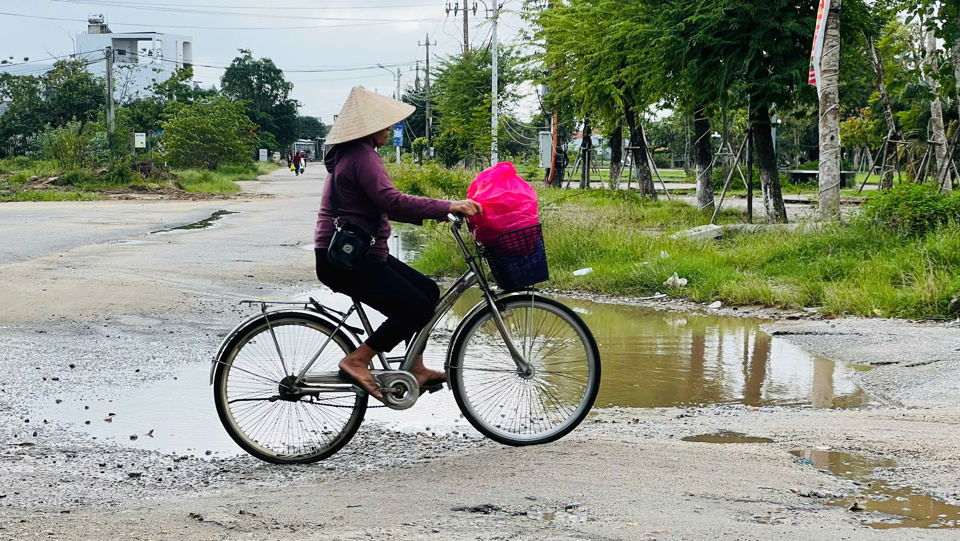 Đối với đơn vị nhà thầu, UBND thị trấn Hà Lam đã nhiều lần làm việc để yêu cầu đẩy nhanh tiến độ thực hiện dự án. Khi PV liên hệ qua điện thoại, đại diện nhà thầu là Công ty CP CS 579 cho biết vẫn đang chờ mặt bằng từ phía chủ đầu tư.