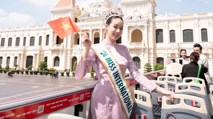 “Tôi cảm thấy rất mừng và xúc động vì mọi người đã chờ đợi và chào đón tôi rất nồng nhiệt. Tôi xin cảm ơn tình cảm yêu thương của quý vị khán giả. Hôm nay tôi đã thực sự được trở về trong vòng tay yêu thương của khán giả Việt Nam. Tôi thật sự rất vui và tự hào”, Thanh Thuỷ tâm sự.