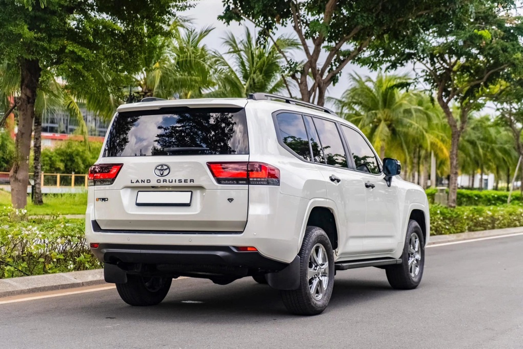 Toyota Land Cruiser 3 năm tuổi tại Việt Nam bán lại vẫn đắt hơn xe mới - 3