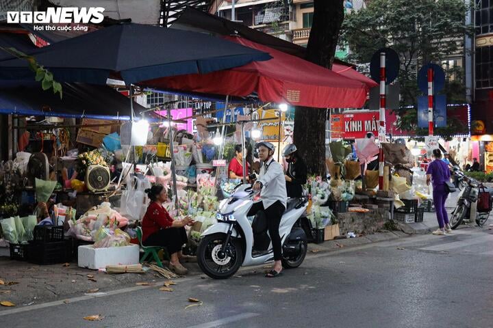 Sát ngày 20/11, hoa tươi tăng giá mạnh  - 21