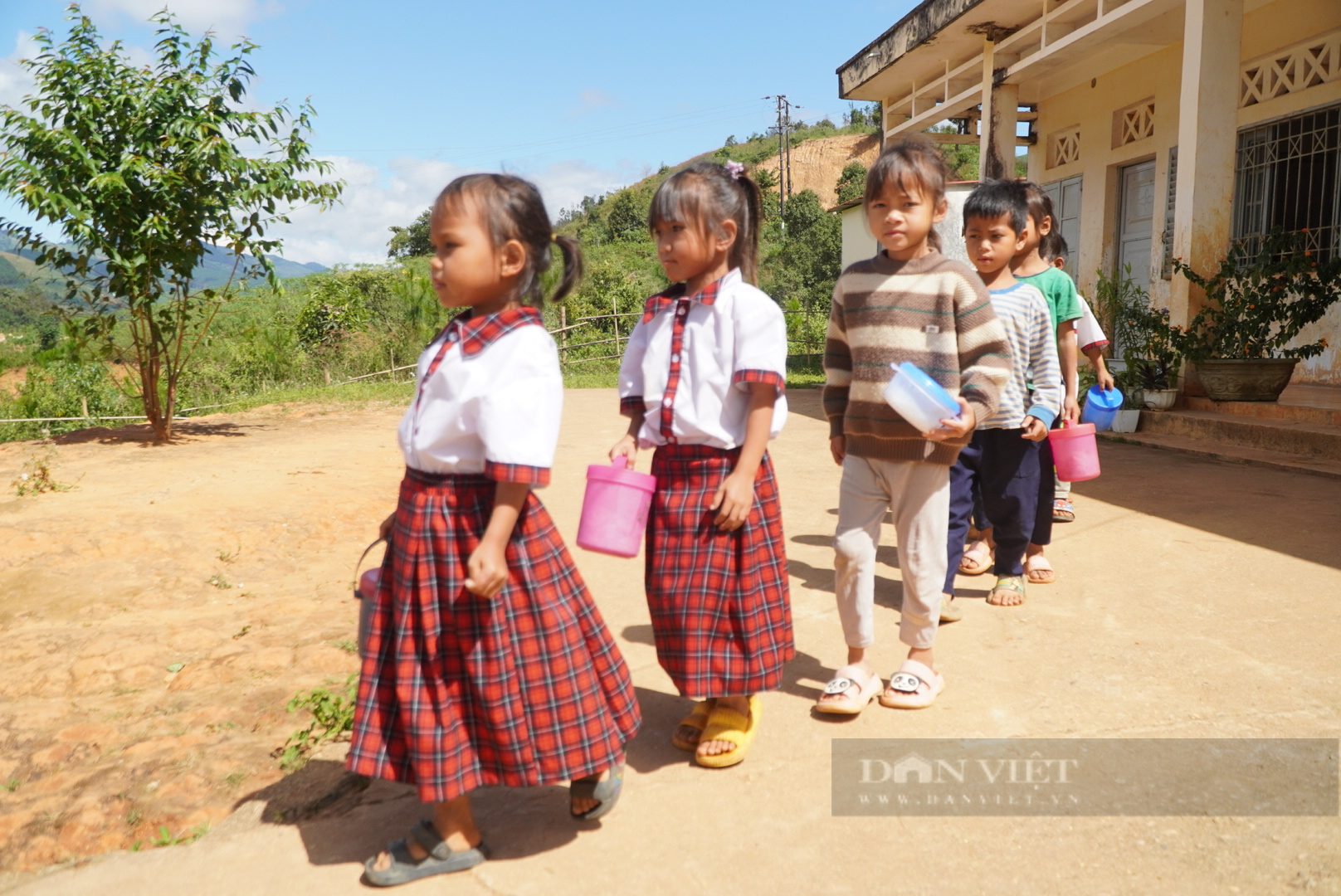 Vượt dốc đá, gieo con chữ trên vùng Bắc Tây Nguyên Bài 2: Chung sức thổi cơm giữ chân trò nghèo - Ảnh 3.