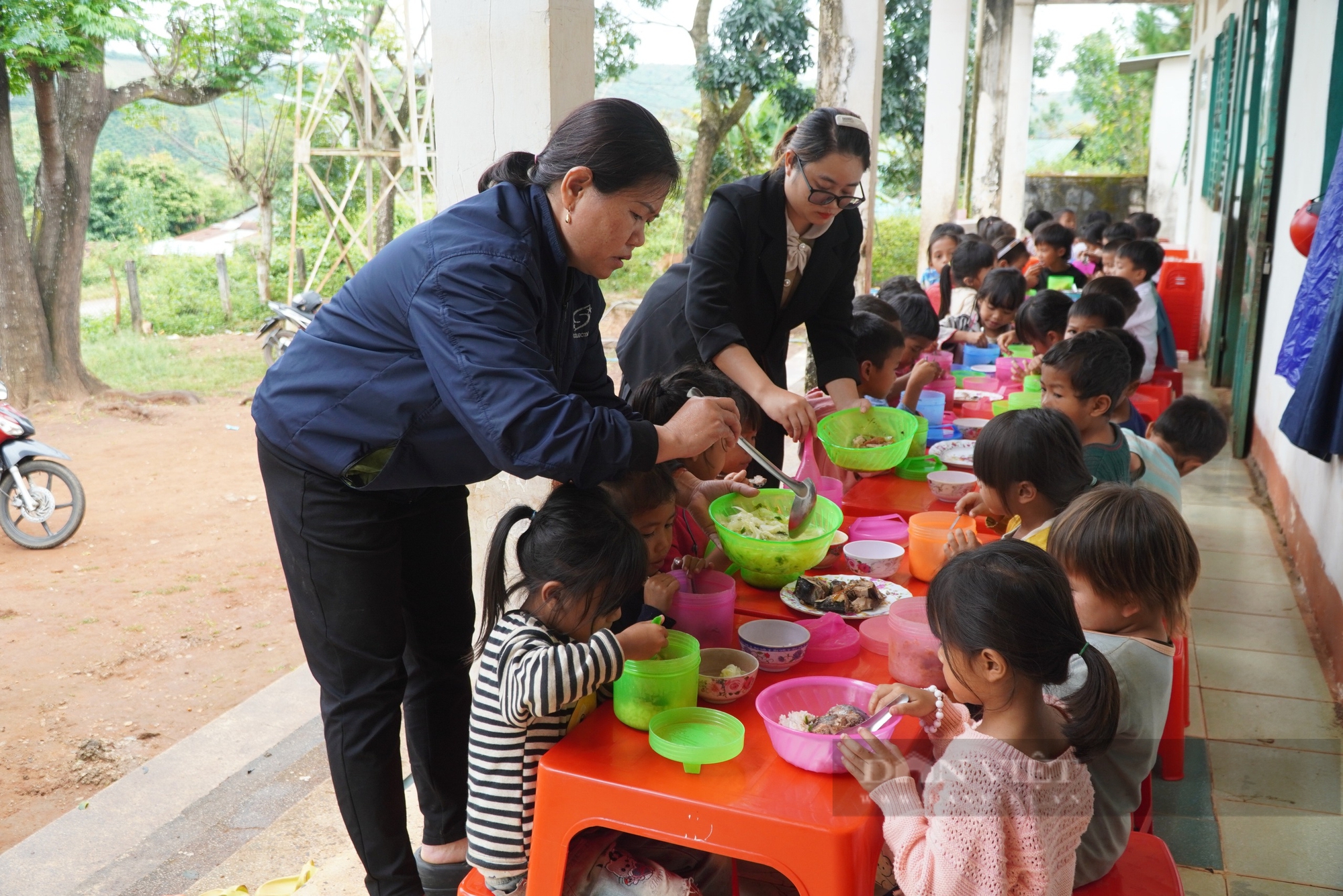 Vượt dốc đá, gieo con chữ trên vùng Bắc Tây Nguyên Bài 2: Chung sức thổi cơm giữ chân trò nghèo - Ảnh 7.