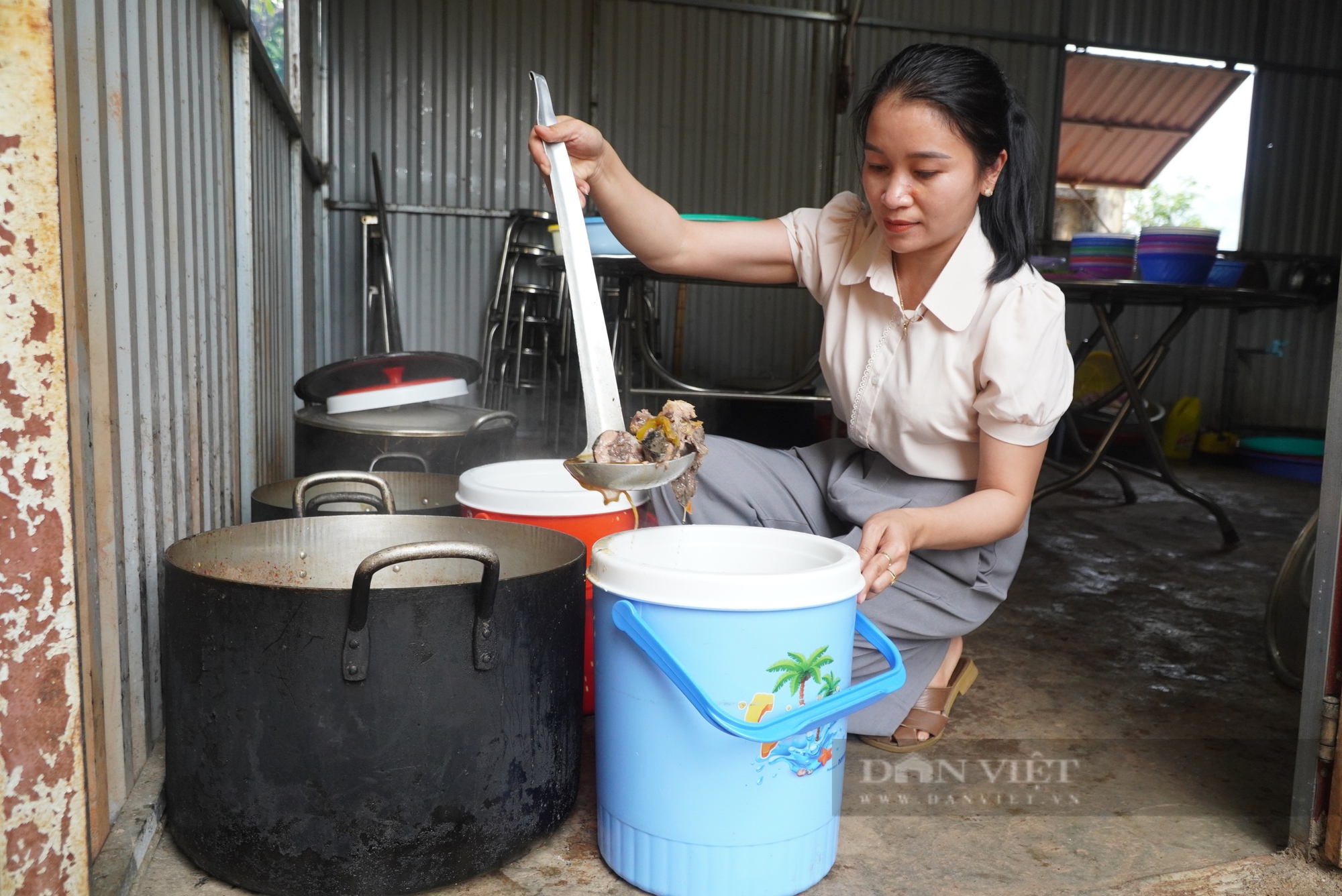 Vượt dốc đá, gieo con chữ trên vùng Bắc Tây Nguyên Bài 2: Chung sức thổi cơm giữ chân trò nghèo - Ảnh 8.