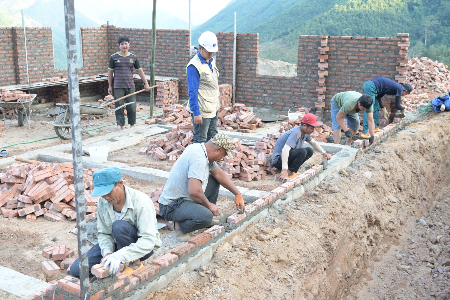 [CHÙM ẢNH] Đoàn kết, chung sức đảm bảo tiến độ thi công dự án tái thiết thôn Kho Vàng