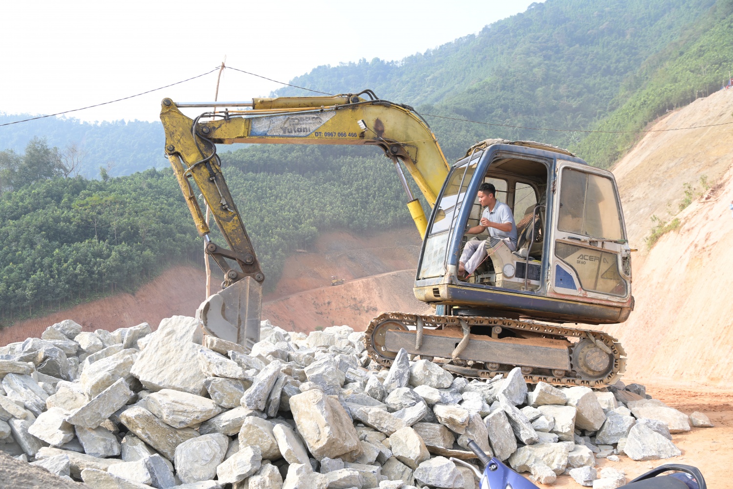 Đoàn kết, chung sức đảm bảo tiến độ thi công dự án tái thiết thôn Kho Vàng