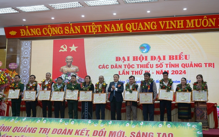 Ông Hà Sỹ Đồng thay mặt UBND tỉnh Quảng Trị tặng Bằng khen cho các cá nhân có đóng góp vào sự phát triển kinh tế - xã hội vùng đồng bào DTTS tỉnh Quảng Trị