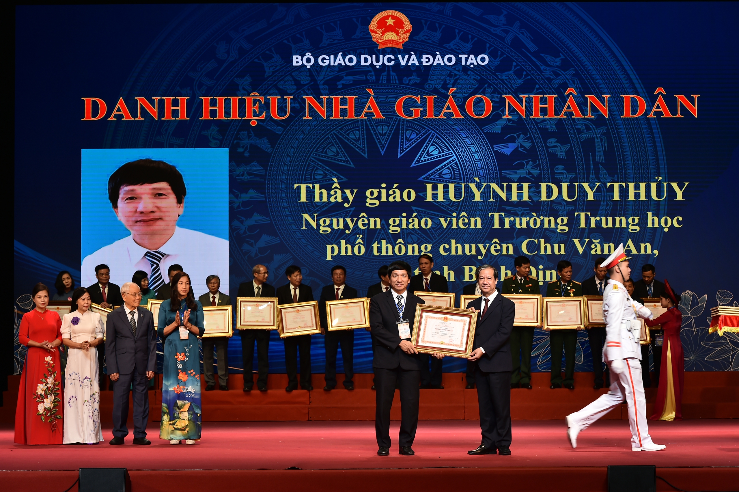 Nhà giáo nhân dân đầu tiên của Bình Định: Người thầy giản dị, giàu lòng nhân ái- Ảnh 2.