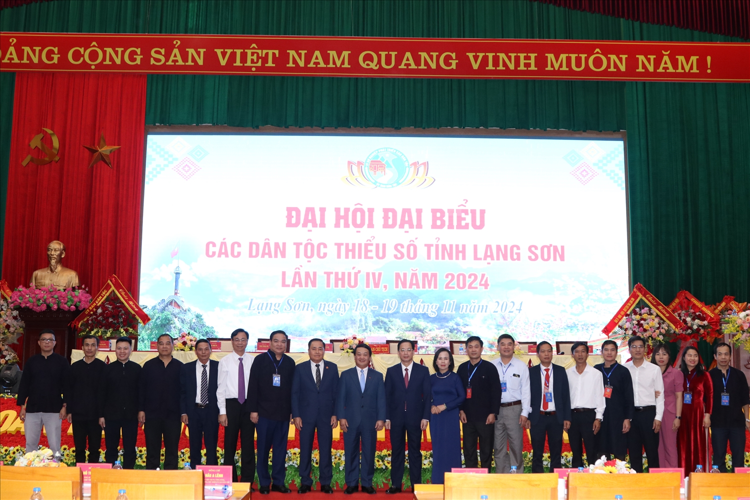 Các đại biểu chụp anh lưu niệm tại Đại hội