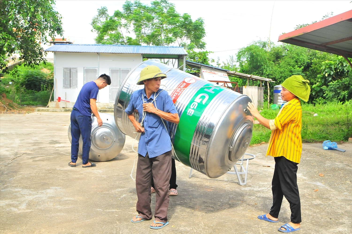 Người dân là đồng bào DTTS có hoàn cảnh khó khăn ở xã Chi Thiết, huyện Sơn Dương phấn khởi nhận được hỗ trợ bồn nước sạch từ Chương trình MTQG 1719 . Ảnh: XT