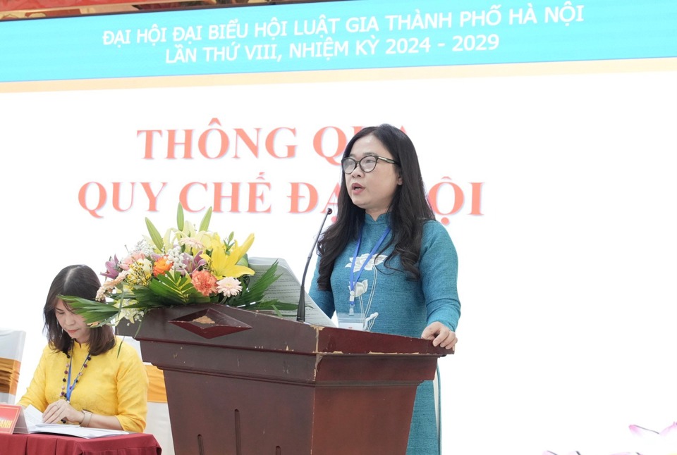 Bà Phạm Thị Thanh Hương – Phó Giám đốc, Chi hội trưởng Chi hội Luật gia Sở Tư pháp Hà Nội phát biểu tại Đại hội