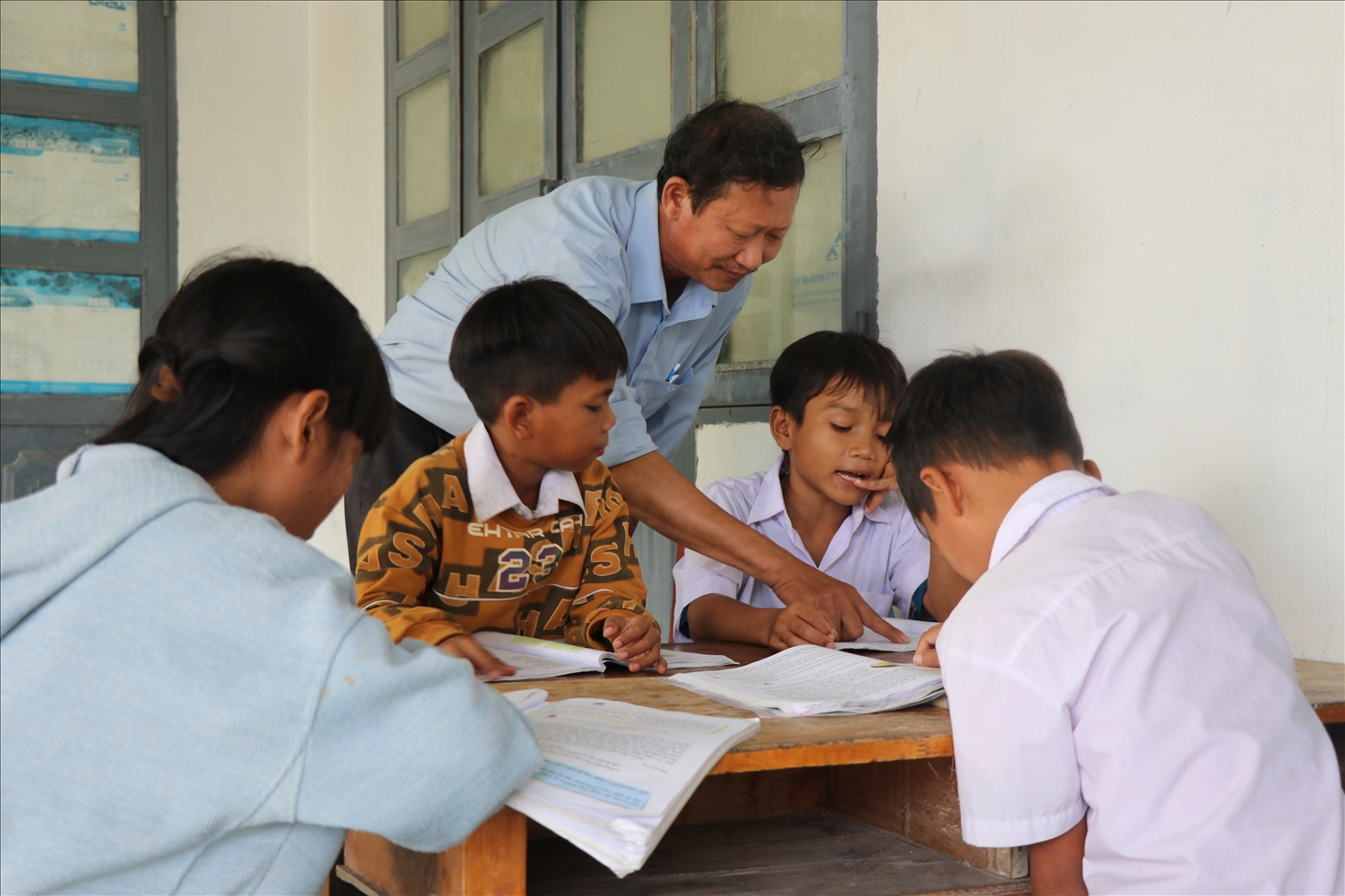 Thầy giáo Phùng Quang Thành luôn coi các em học sinh như con của mình