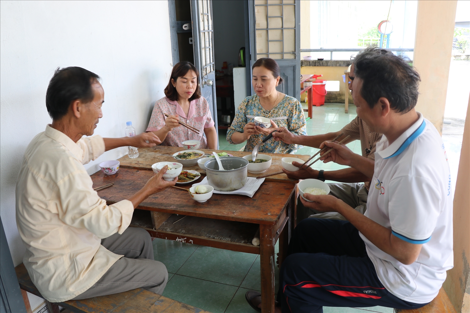 Bữa ăn đạm bạc của các thầy, cô giáo điểm trường Phú Hải