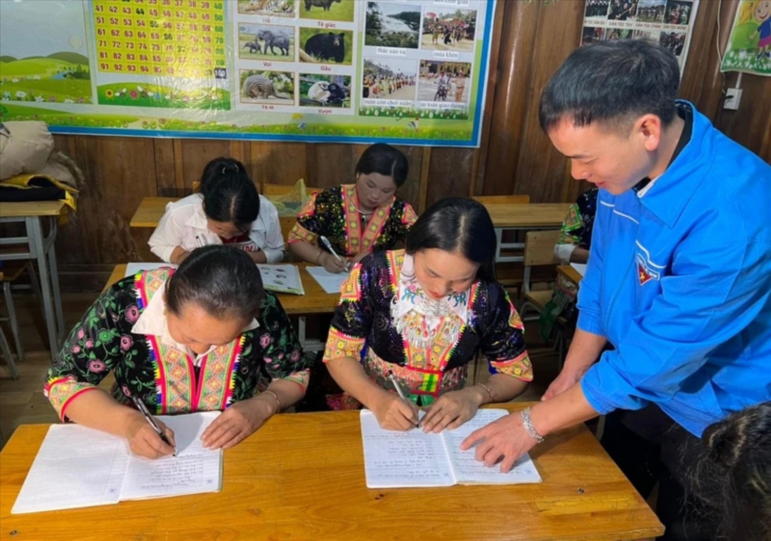 Nghệ An đã huy động sự vào cuộc của các cấp các ngành trong nỗ lực xóa mù chữ vùng đồng bào DTTS