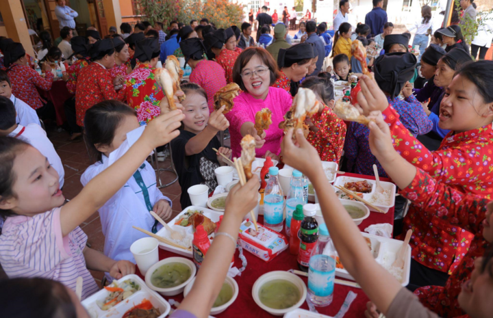 Bữa cơm trưa 20/11 của thầy trò tại trường Phổ thông dân tộc bán trú Tiểu học Tân Tiến.