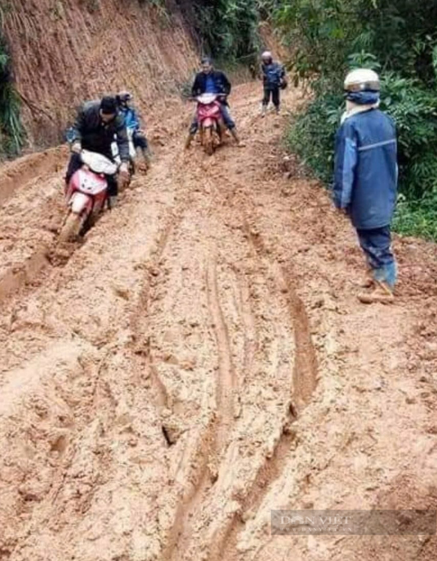 Thầy giáo hàng chục năm bám trường, vượt hàng trăm km mỗi ngày 