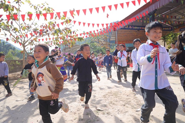 CHIN-SU mang chảo cơm có thịt đặc biệt lên vùng cao “tiếp sức học trò, tiếp lửa thầy cô” nhân dịp 20/11 - Ảnh 2.