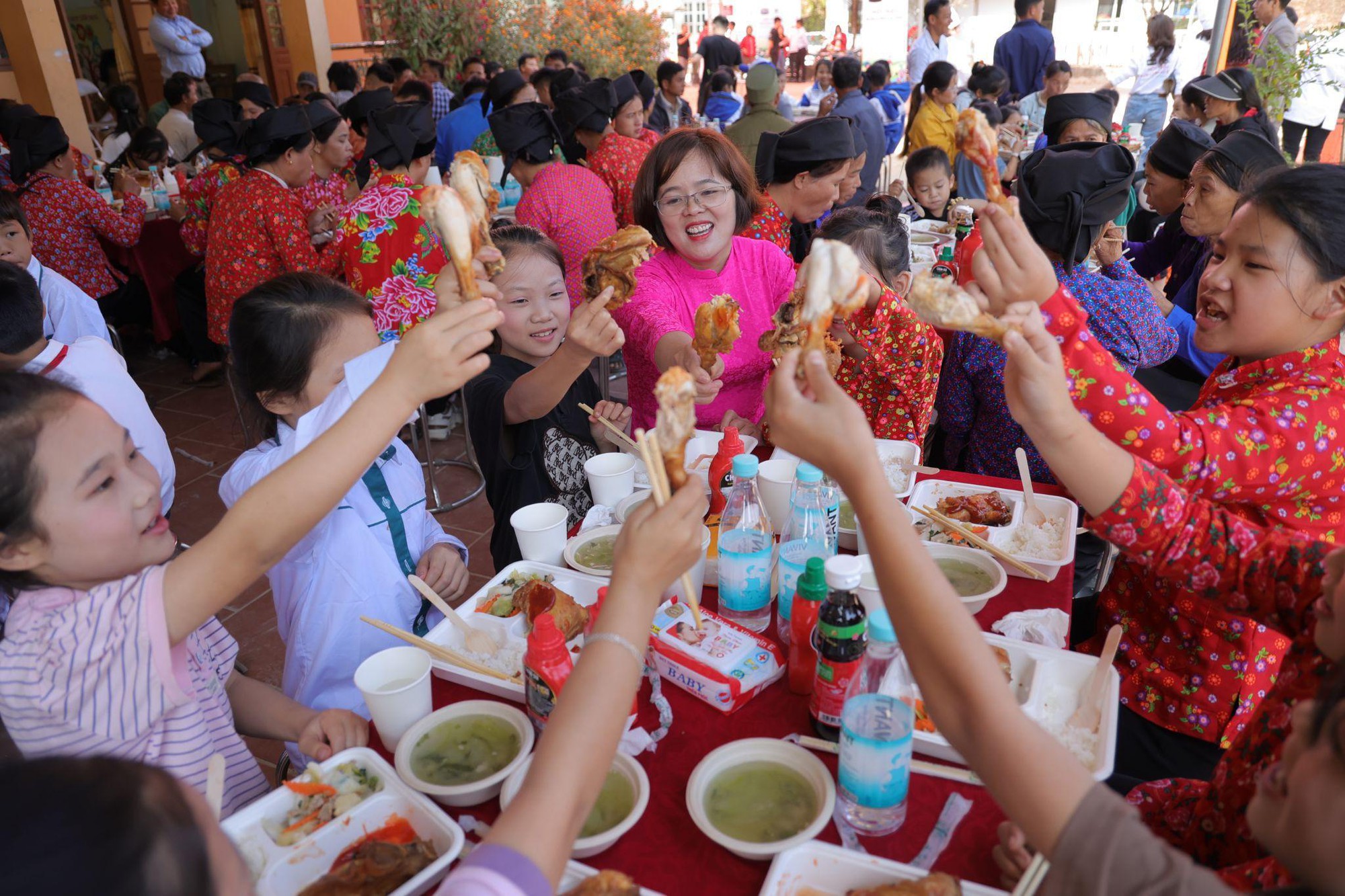 CHIN-SU mang chảo cơm có thịt đặc biệt lên vùng cao “tiếp sức học trò, tiếp lửa thầy cô” nhân dịp 20/11 - Ảnh 7.