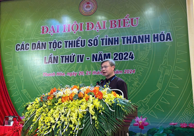 Ông Mai Xuân Bình - Trưởng Ban Dân tộc tỉnh Thanh Hóa điều hành nội dung bầu Đoàn Chủ tịch, Đoàn Thư ký và Ban Thẩm tra tình hình đại biểu.