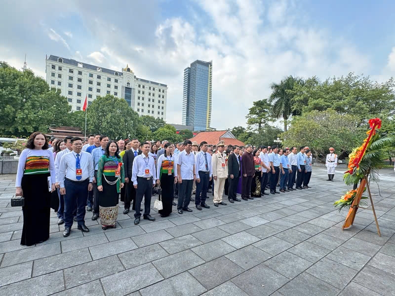 Đại biểu dâng hương tại Khu văn hóa tưởng niệm Chủ tịch Hồ Chí Minh, Đền thờ các Bà mẹ Việt Nam anh hùng và các anh hùng liệt sĩ tỉnh Thanh Hóa.