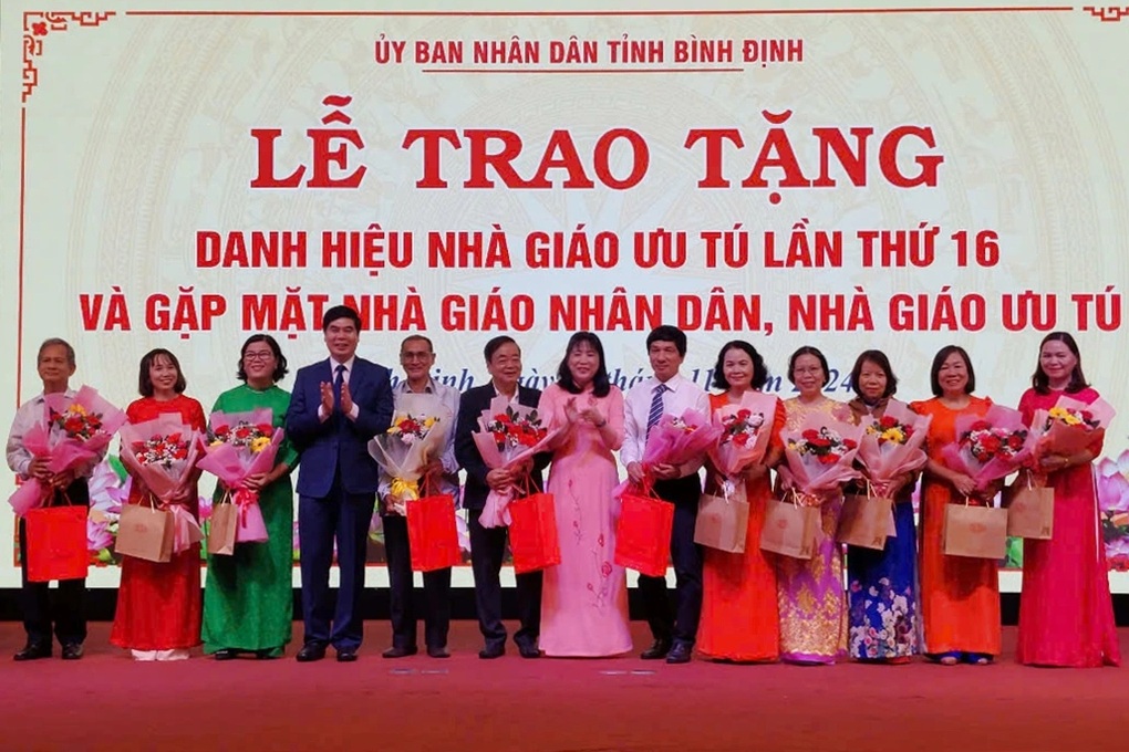 Nhà giáo nhân dân trích lương hưu để trao đến học sinh khó khăn - 2