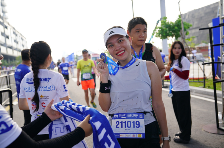 Các vận động viên nhận được huy chương ghi nhận thành tích tại Pocari Sweat Run Việt Nam 2024.