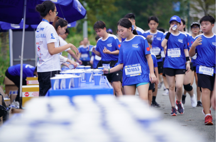 Trạm tiếp nước tại Pocari Sweat Run Việt Nam 2024 với Pocari Sweat luôn được ướp lạnh và phục vụ tận tâm đến vận động viên.