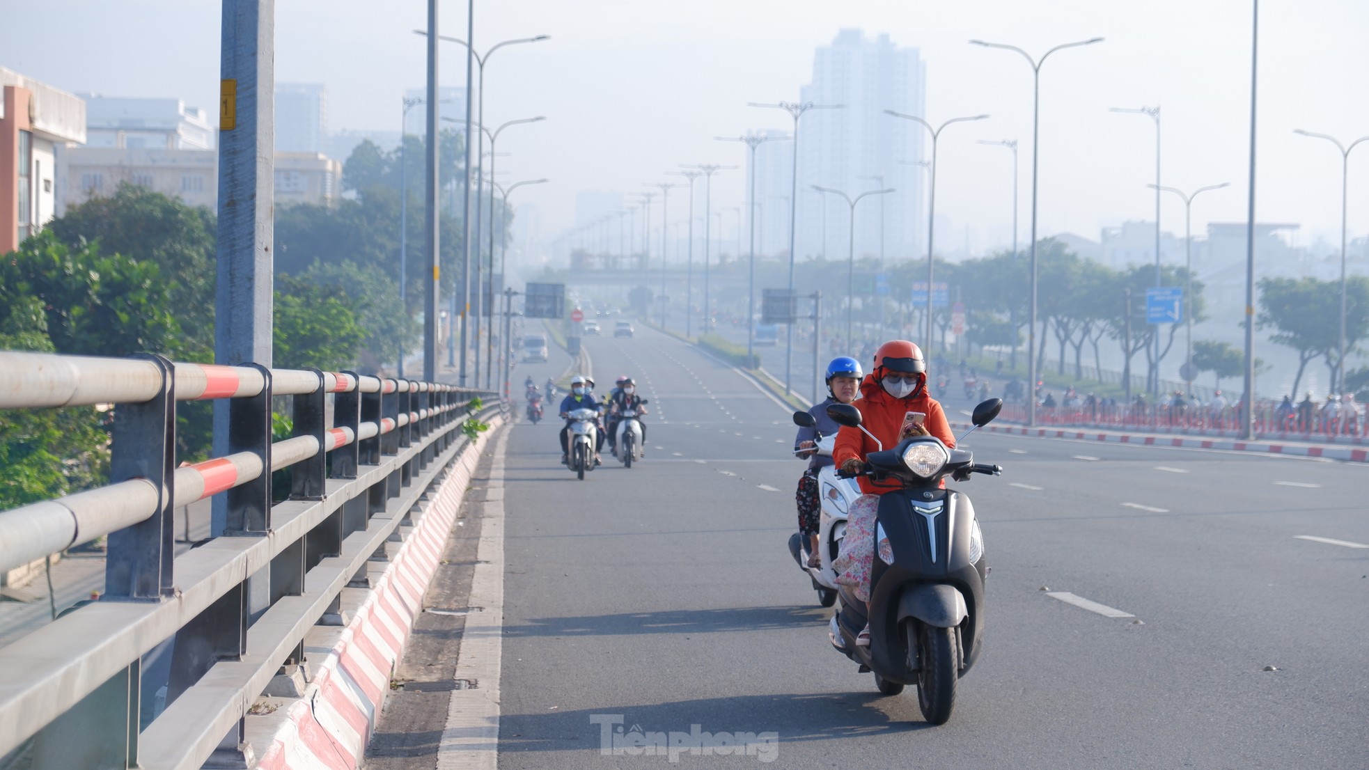 TPHCM sương mù bao phủ, bụi mịn vượt chuẩn ảnh 2