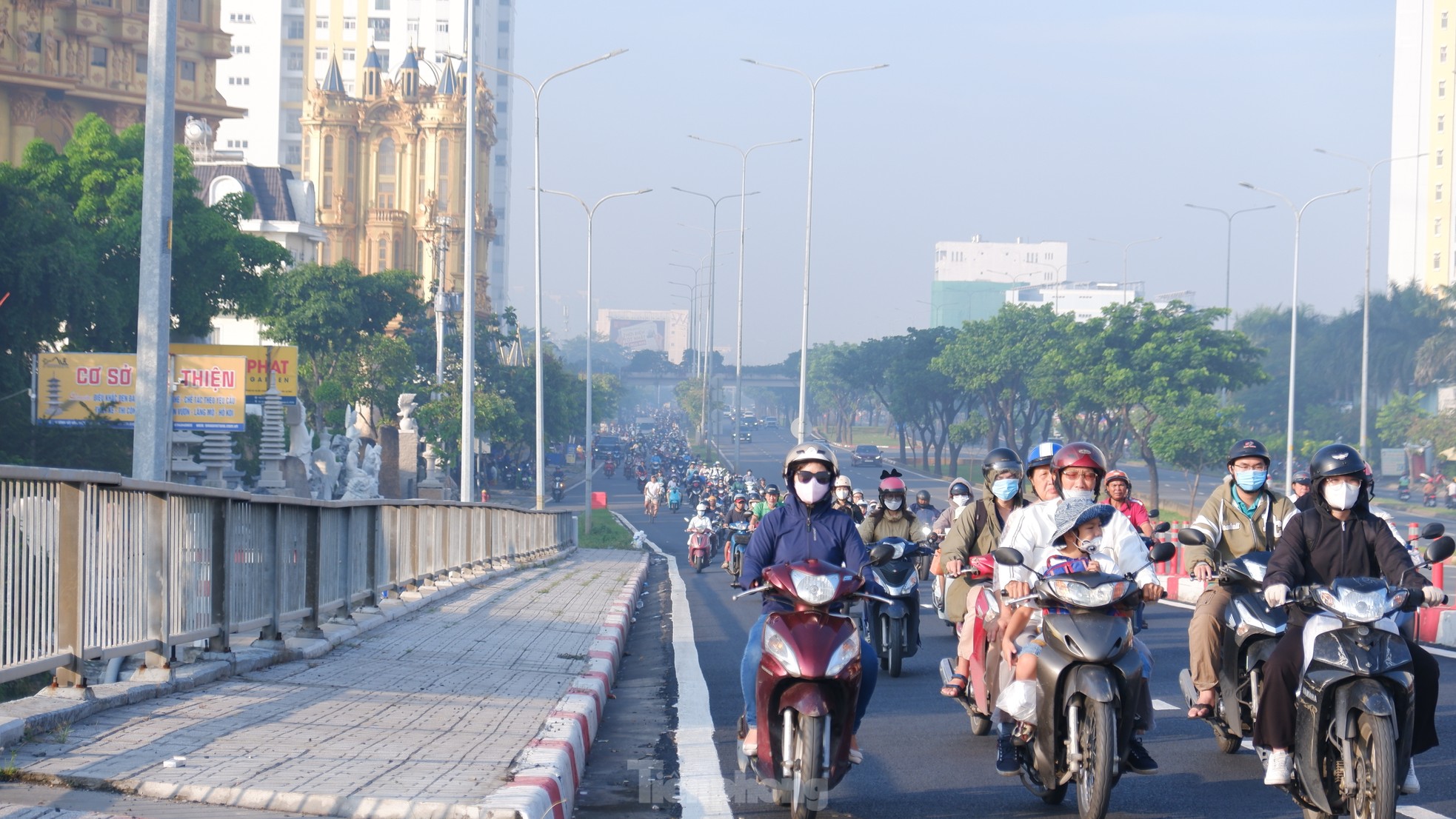 TPHCM sương mù bao phủ, bụi mịn vượt chuẩn ảnh 9