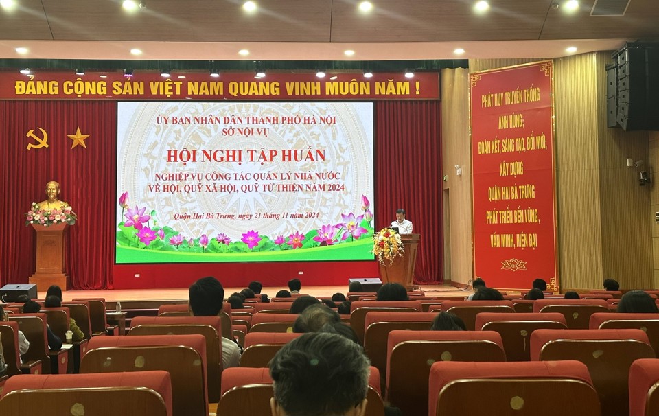 Quang cảnh Hội nghị tập huấn nghiệp vụ và phổ biến các văn bản pháp luật mới về hội, quỹ xã hội, quỹ từ thiện và công tác thi đua - khen thưởng năm 2024, do Sở Nội vụ TP Hà Nội tổ chức