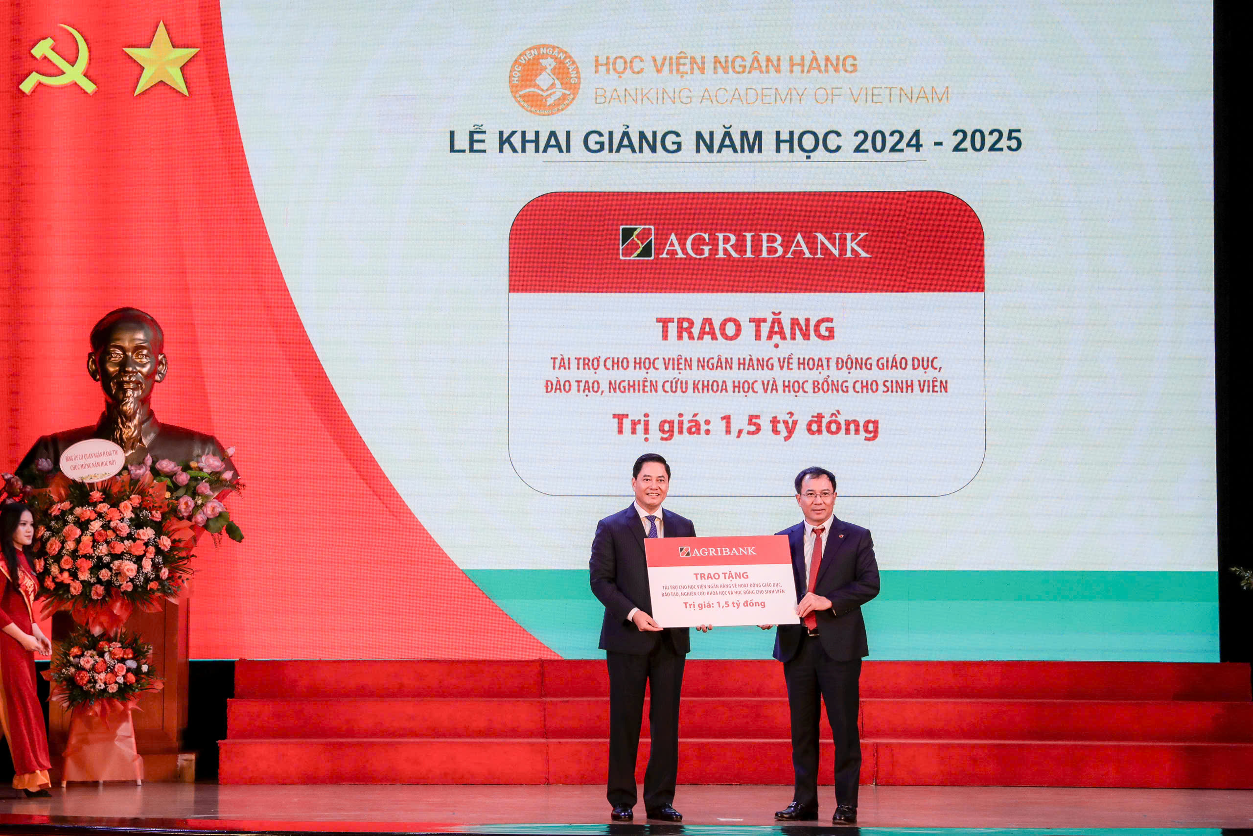 Ông Đoàn Ngọc Lưu - Phó Tổng Giám đốc Agribank trao tặng tài trợ Học viện Ngân hàng về hoạt động giáo dục, đào tạo, nghiên cứu khoa học và học bổng cho sinh viên.