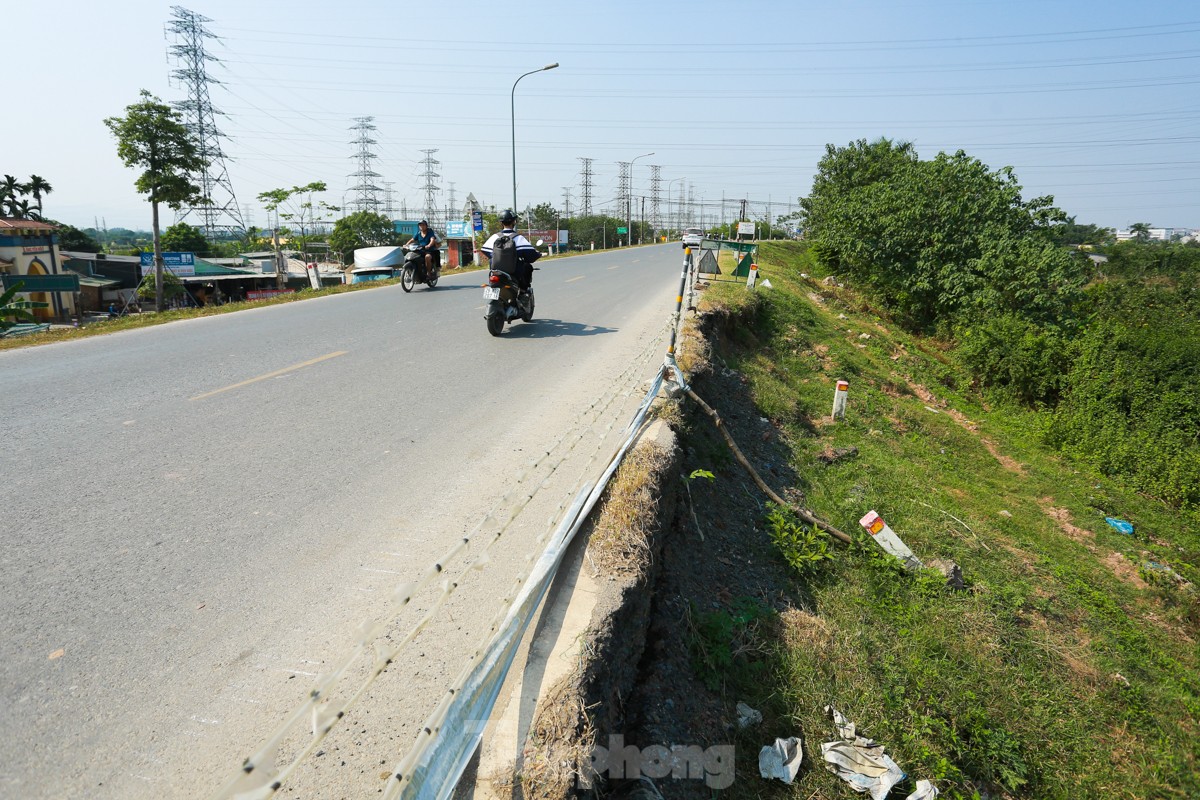 ハノイのデイ川右岸の土砂崩れのクローズアップ、写真10