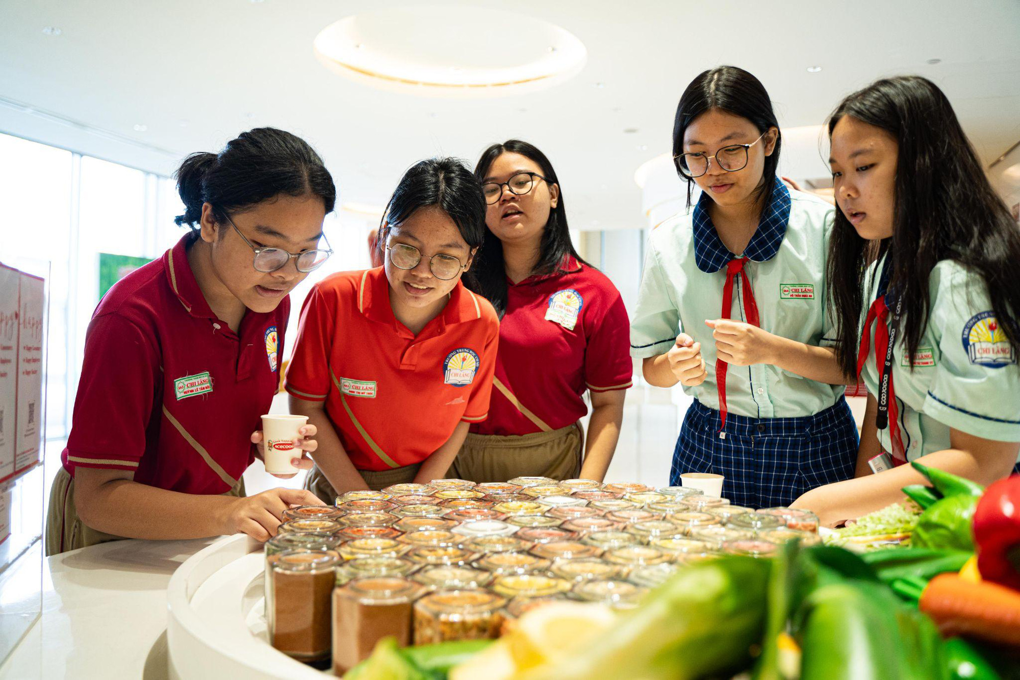 Cùng học sinh Trường THCS Chi Lăng khám phá Nhà máy mì Acecook - Ảnh 4.