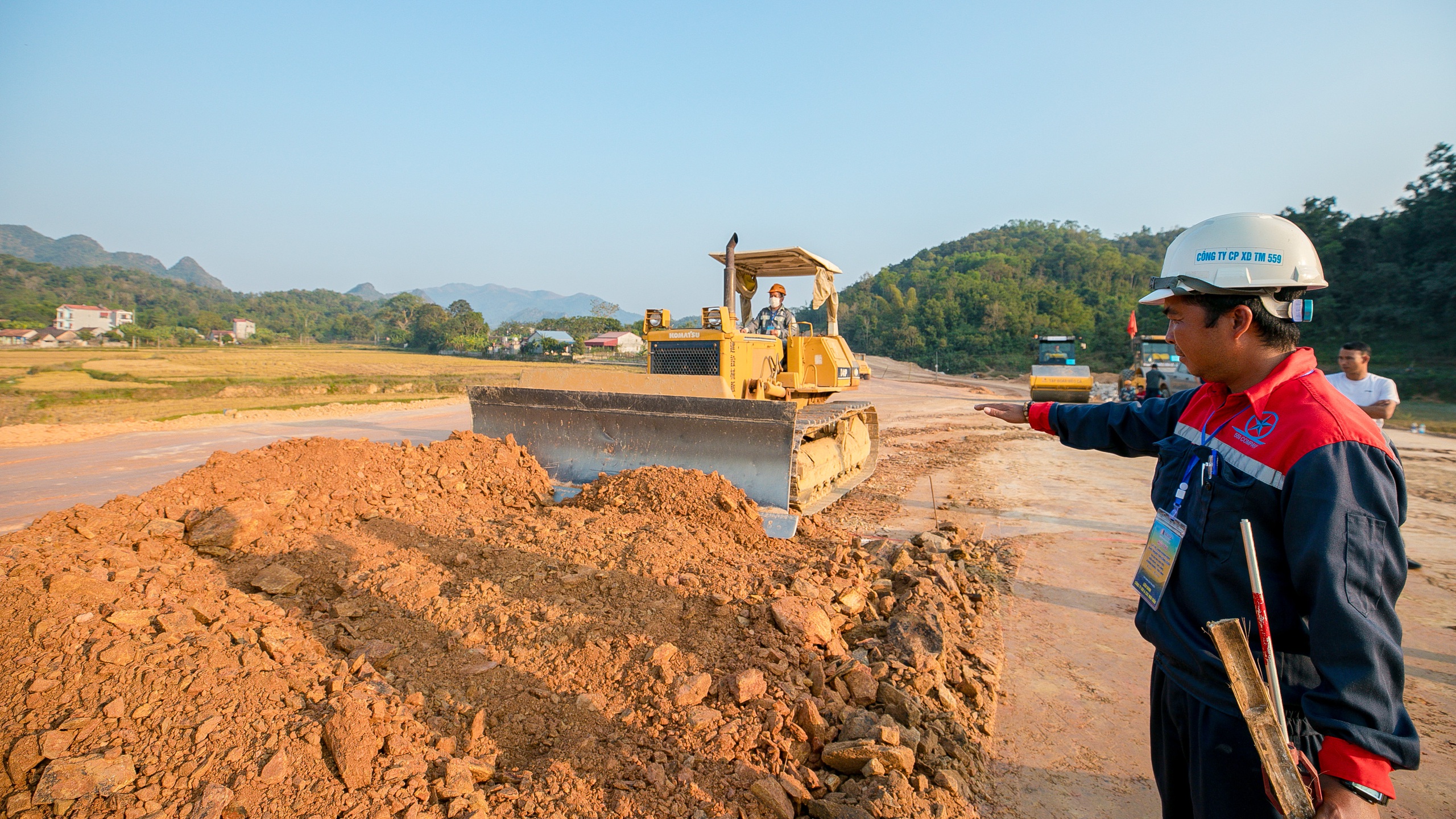 Gần 100 công nhân hai cao tốc lớn tranh tài vận hành máy và kỹ thuật thi công- Ảnh 5.