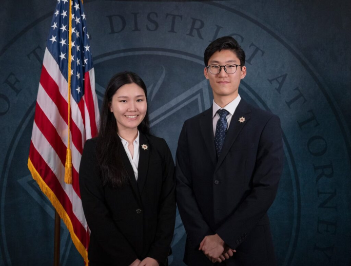 Sophia Park và anh trai - người cũng vượt qua kỳ thi sát hạch luật sư bang California, Mỹ năm ngoái. (Ảnh: Tulare County District Attorney's Office)