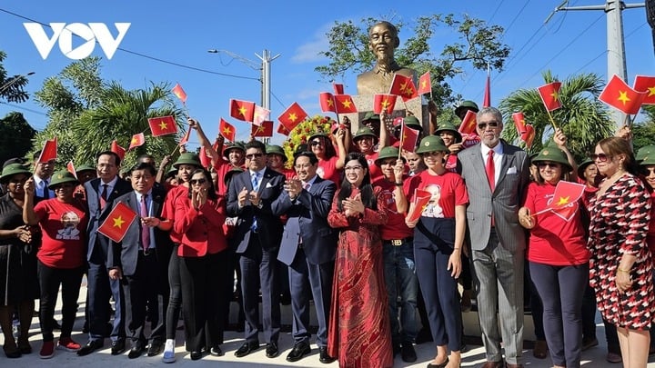 Thủ tướng Phạm Minh Chính dâng hoa tại Tượng đài Hồ Chí Minh ở Dominicana - 2