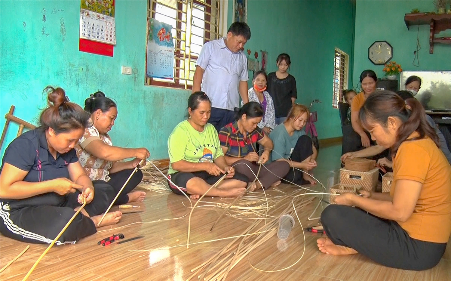 Trung tâm giáo dục nghề nghiệp, giáo dục thường xuyên huyện Yên Sơn mở lớp dạy nghề mây tre đan giúp nhiều hộ nghèo người DTTS xã Mỹ Bằng có thêm thu nhập