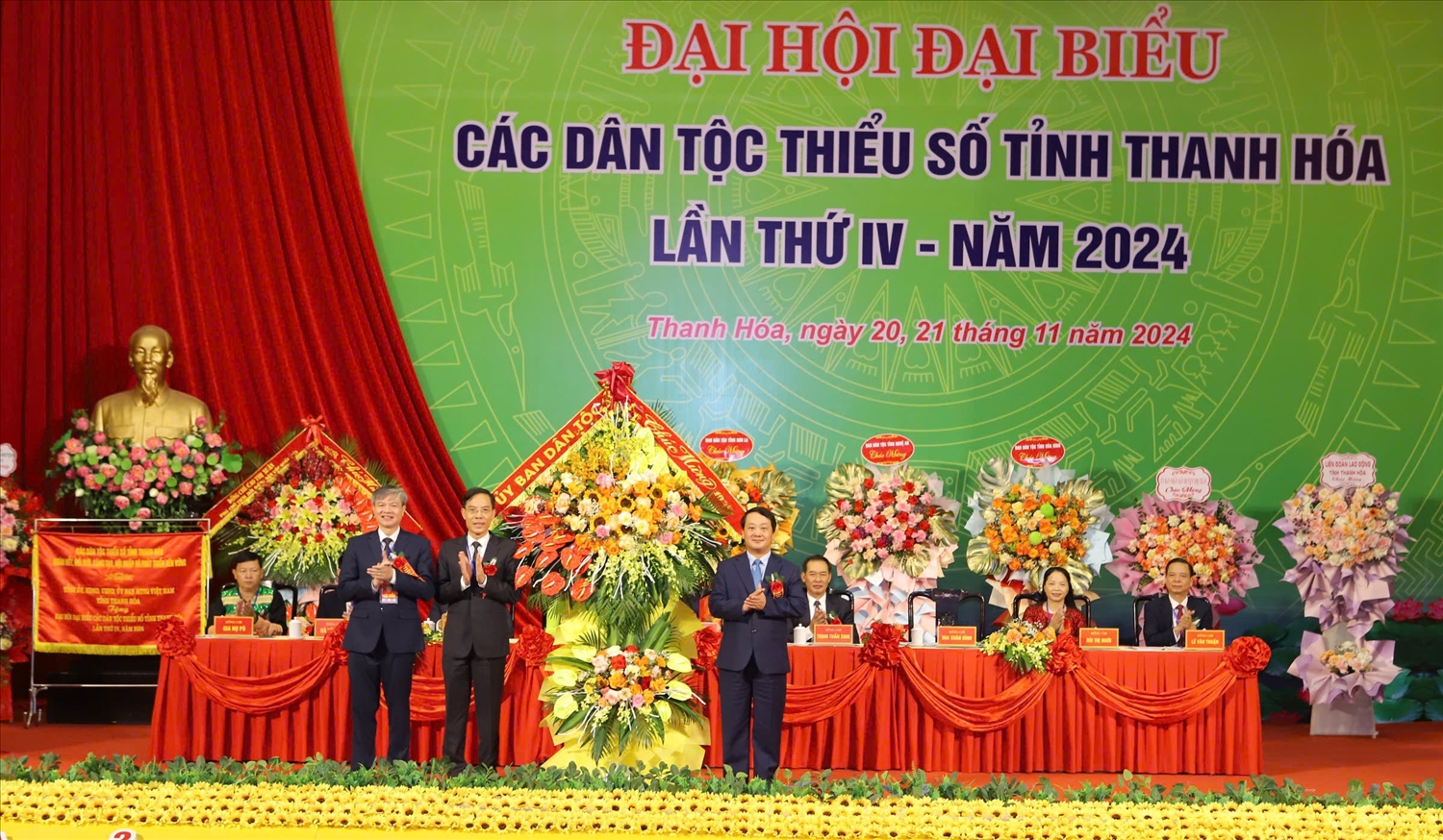 Bộ trưởng, Chủ nhiệm UBDT Hầu A Lềnh tặng hoa chúc mừng Đại hội