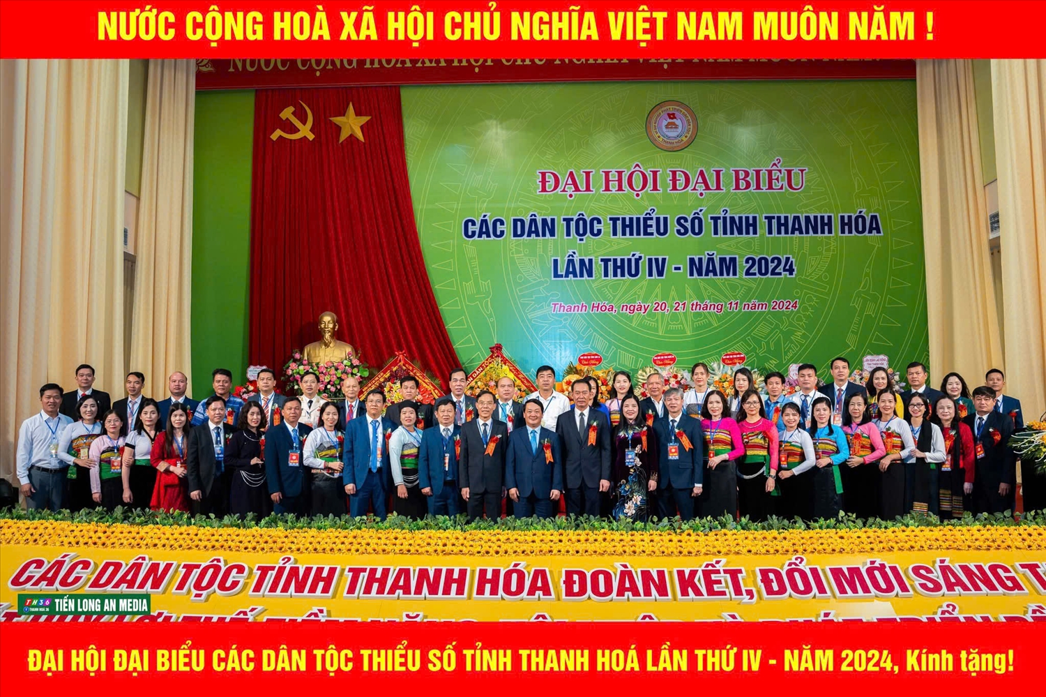 Các đại biểu tham dự Đại hội chụp ảnh lưu niệm với Bộ trưởng, Chủ nhiệm UBDT Hầu A Lềnh 