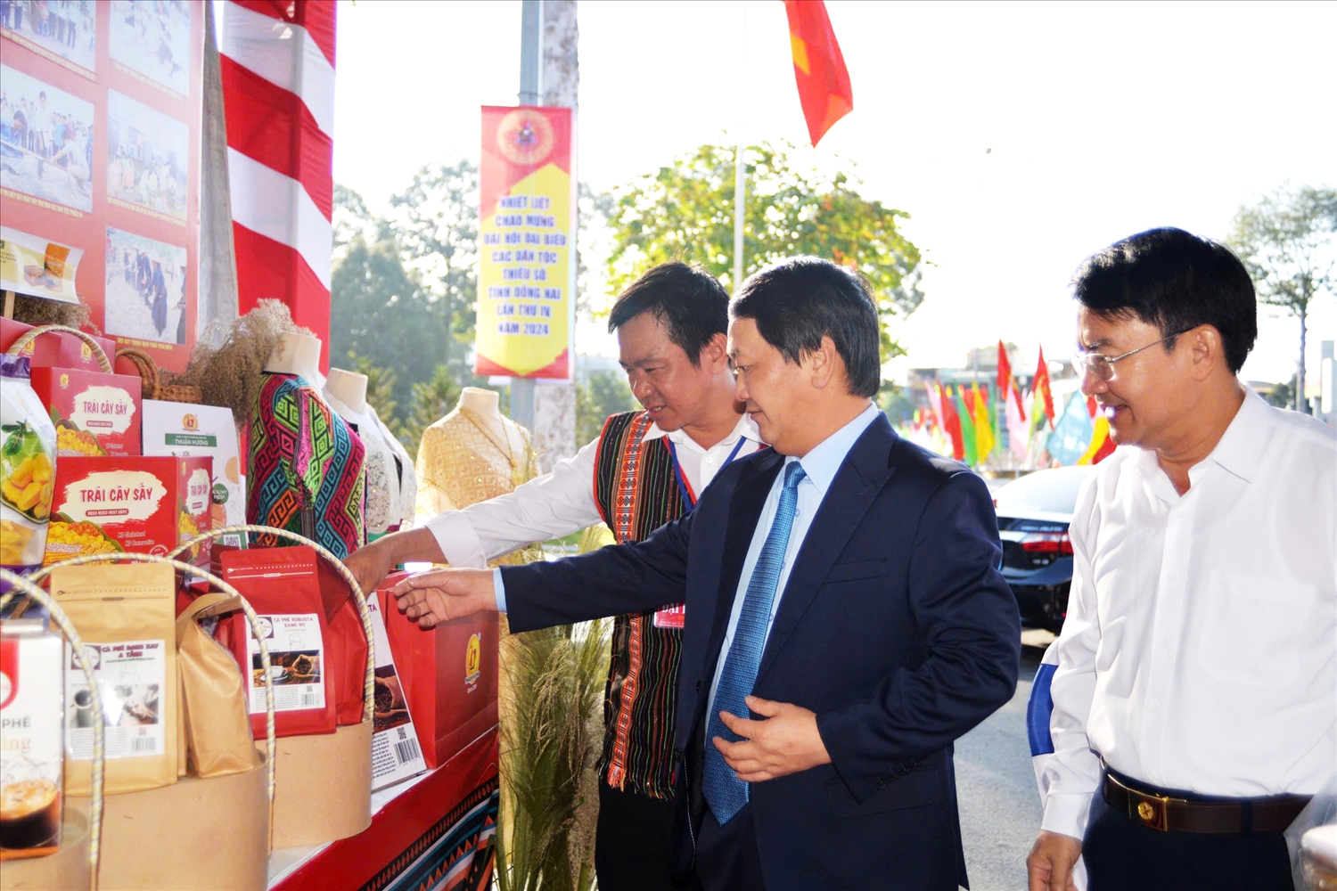 Bộ trưởng, Chủ nhiệm UBDT tham quan gian hàng sản phẩm trưng bày của đồng bào DTTS huyện Định Quán ở Đại hội