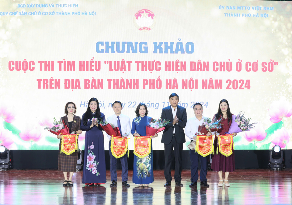 Chủ tịch Ủy ban Mặt trận Tổ quốc Việt Nam TP Hà Nội Nguyễn Lan Hương và Trưởng Ban Dân vận Thành ủy Hà Nội Đỗ Anh Tuấn trao Cờ lưu niệm cho các đội thi tham gia Chung khảo