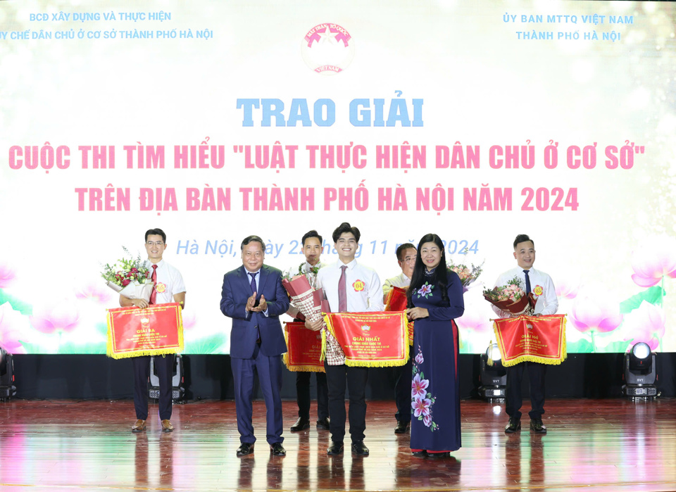 Phó Bí thư Thường trực Thành ủy Hà Nội Nguyễn Văn Phong và Chủ tịch Ủy ban Mặt trận Tổ quốc Việt Nam TP Hà Nội Nguyễn Lan Hương trao giải Nhất phần thi Sân khấu hóa cho đội thi quận Đống Đa