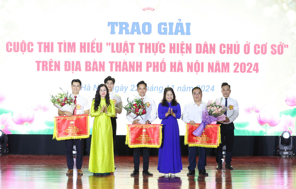 Các đội thị xã Sơn Tây, quận Thanh Xuân, huyện Phú Xuyên được trao giải Ba phần thi Sân khấu hóa  