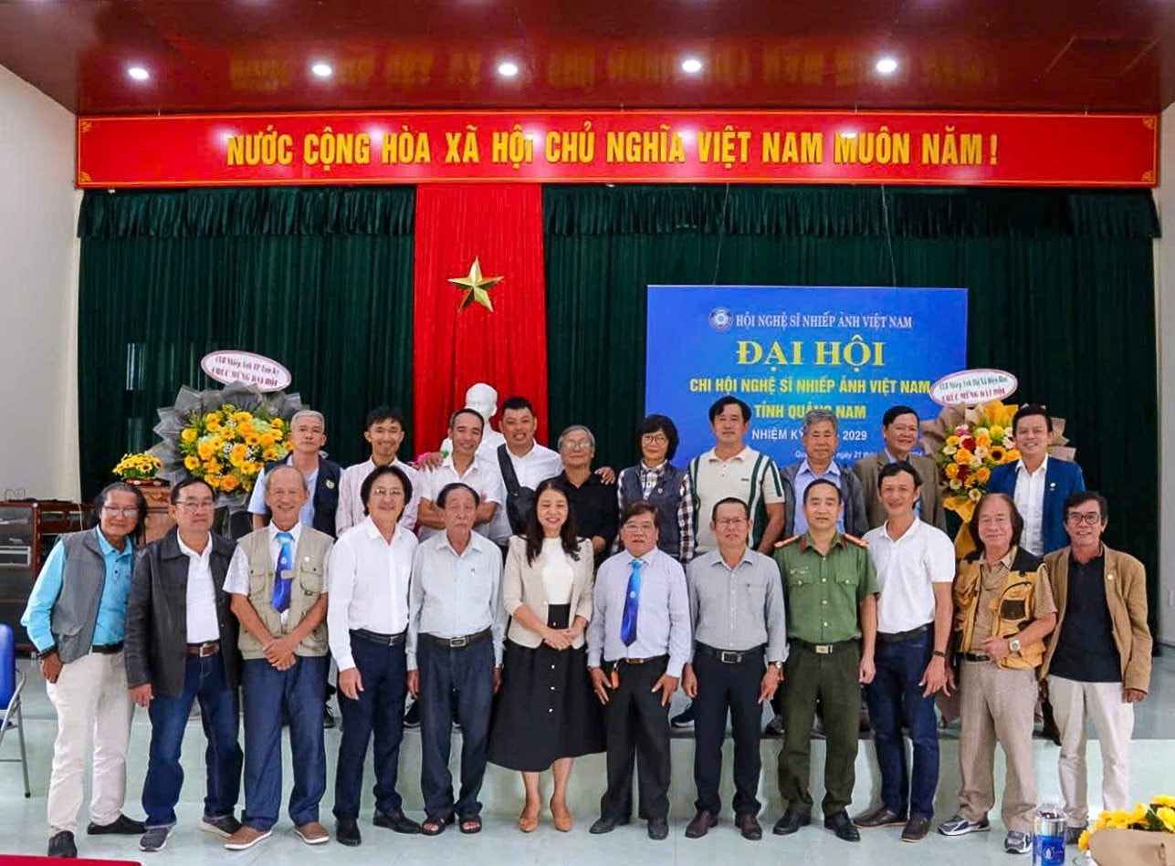 09.lanh-dao-va-cac-dai-dien-khach-moi-chup-anh-luu-niem-voi-dai-bieu-dai-hoi..jpg